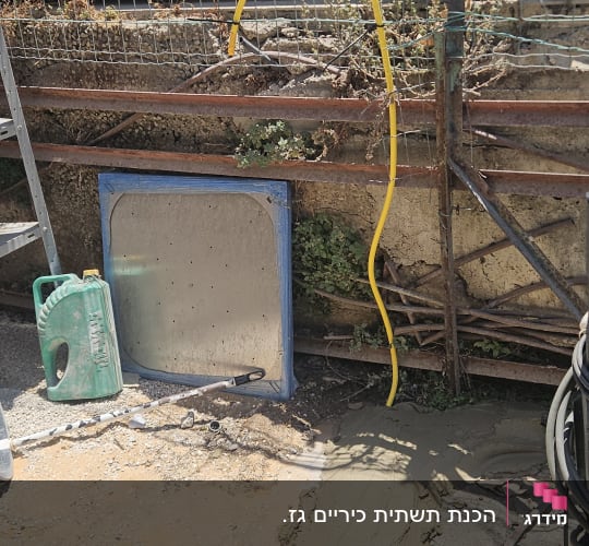 אתר בנייה עם צינור צהוב וכלי עבודה